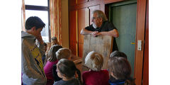 Vorschulkinder in der „Galerie“ von Stadtpfarrer Kowal (Foto: Karl-Franz Thiede)